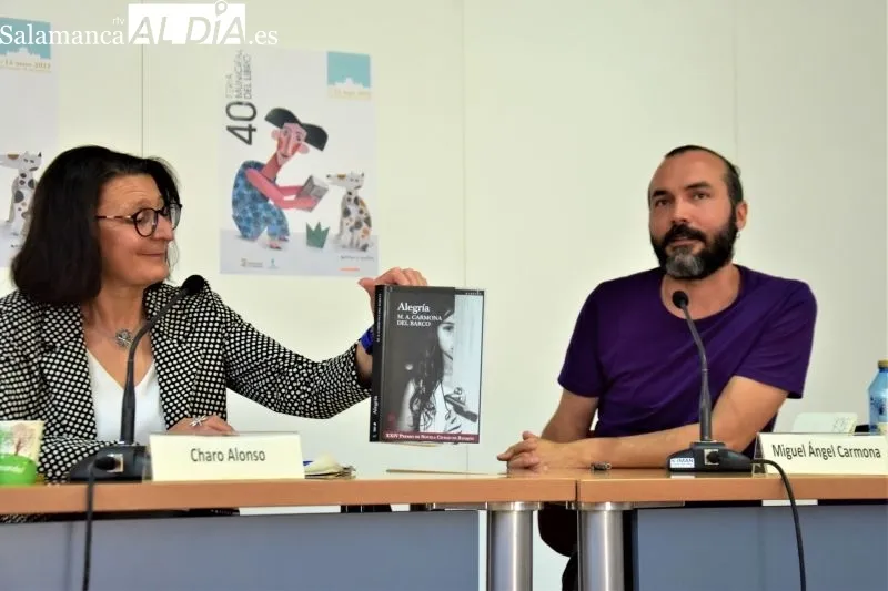 Foto 4 - El domingo en la Feria del Libro, M.A. Carmona del Barco y su &ldquo;Alegr&iacute;a&rdquo;