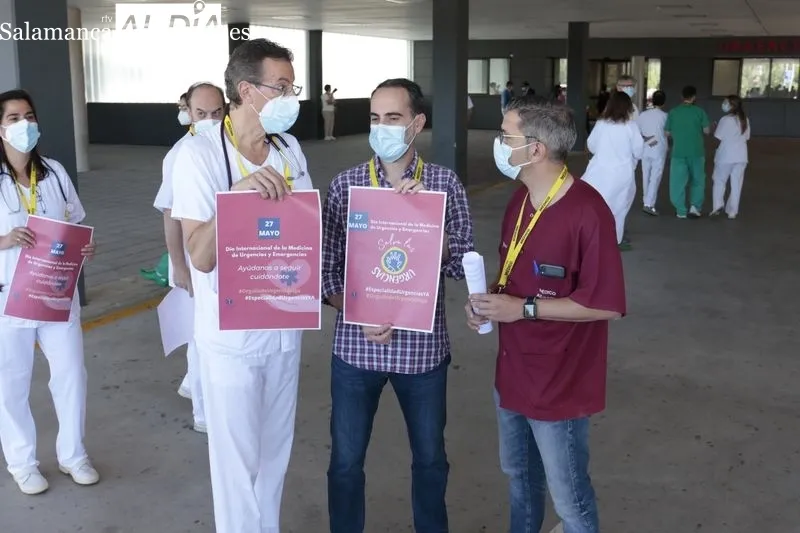 Acto junto al Hospital de Salamanca por el reconocimiento de la especialidad con motivo del Día Mundial de la Medicina de Urgencias y Emergencias. Foto de David Sañudo