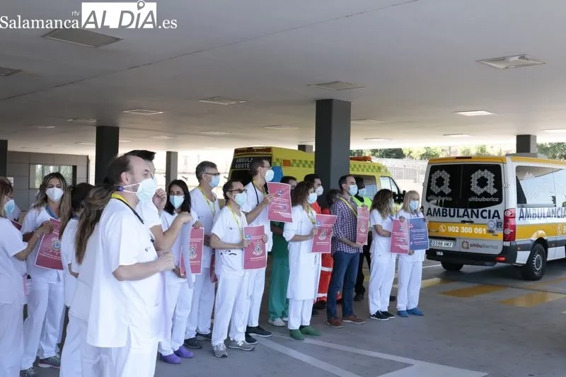 Acto junto al Hospital de Salamanca por el reconocimiento de la especialidad con motivo del Día Mundial de la Medicina de Urgencias y Emergencias. Foto de David Sañudo