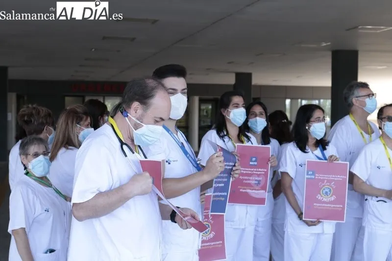 Acto junto al Hospital de Salamanca por el reconocimiento de la especialidad con motivo del Día Mundial de la Medicina de Urgencias y Emergencias. Foto de David Sañudo