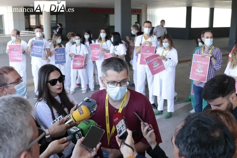 Acto junto al Hospital de Salamanca por el reconocimiento de la especialidad con motivo del Día Mundial de la Medicina de Urgencias y Emergencias. Foto de David Sañudo