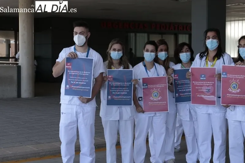 Acto junto al Hospital de Salamanca por el reconocimiento de la especialidad con motivo del Día Mundial de la Medicina de Urgencias y Emergencias. Foto de David Sañudo