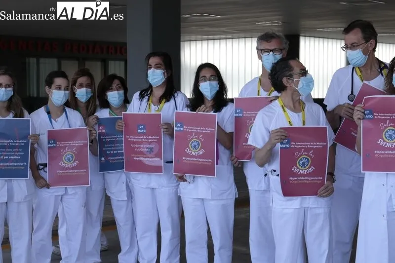 Acto junto al Hospital de Salamanca por el reconocimiento de la especialidad con motivo del Día Mundial de la Medicina de Urgencias y Emergencias. Foto de David Sañudo