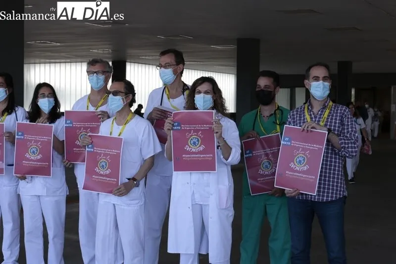 Acto junto al Hospital de Salamanca por el reconocimiento de la especialidad con motivo del Día Mundial de la Medicina de Urgencias y Emergencias. Foto de David Sañudo