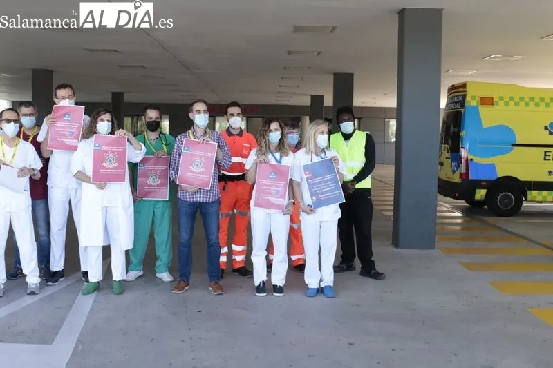 Acto junto al Hospital de Salamanca por el reconocimiento de la especialidad con motivo del Día Mundial de la Medicina de Urgencias y Emergencias. Foto de David Sañudo