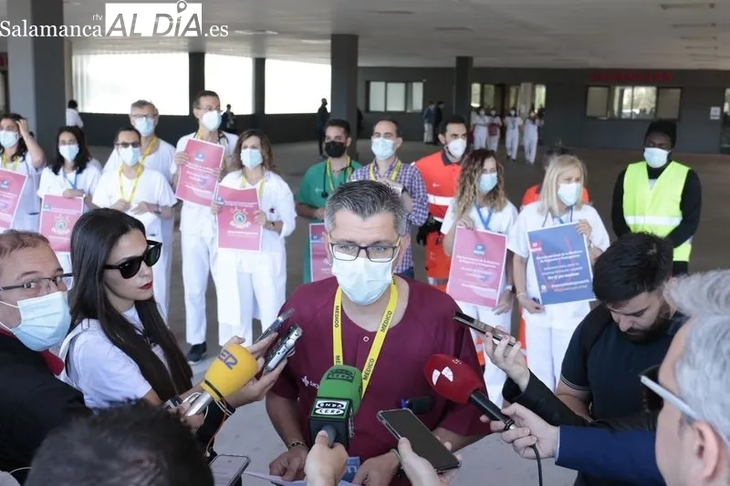Acto junto al Hospital de Salamanca por el reconocimiento de la especialidad con motivo del Día Mundial de la Medicina de Urgencias y Emergencias. Foto de David Sañudo