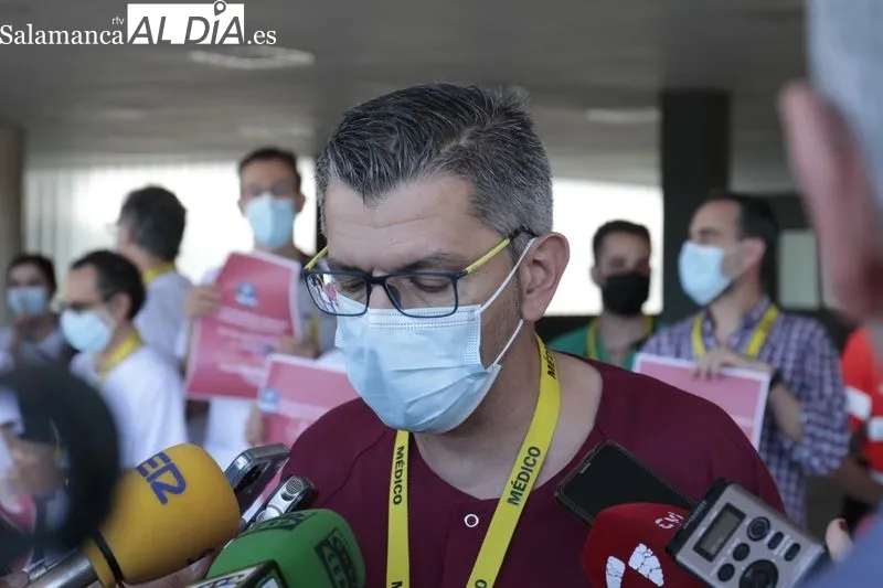 Acto junto al Hospital de Salamanca por el reconocimiento de la especialidad con motivo del Día Mundial de la Medicina de Urgencias y Emergencias. Foto de David Sañudo