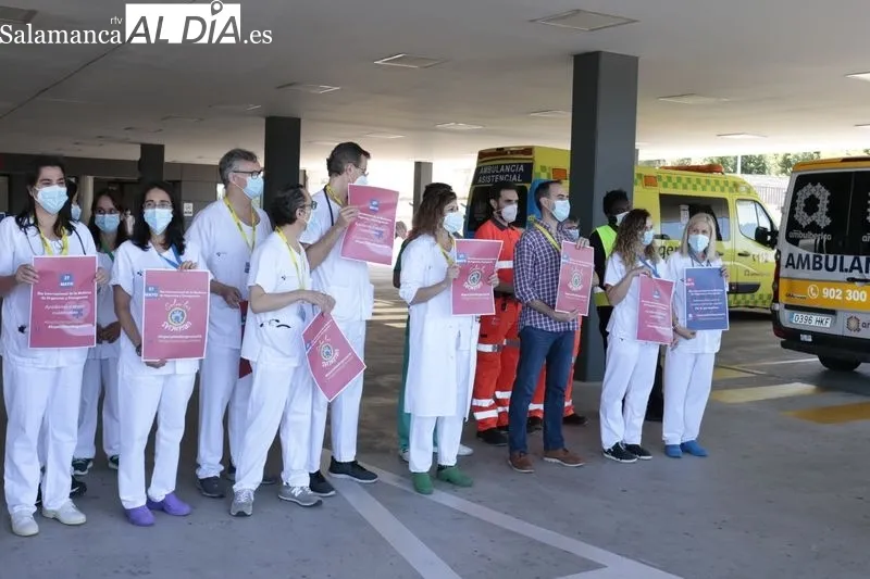 Acto junto al Hospital de Salamanca por el reconocimiento de la especialidad con motivo del Día Mundial de la Medicina de Urgencias y Emergencias. Foto de David Sañudo