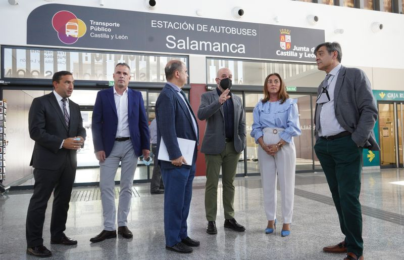 La consejera María González Corral, en su visita a la estación de autobuses de Salamanca. Foto JCyL