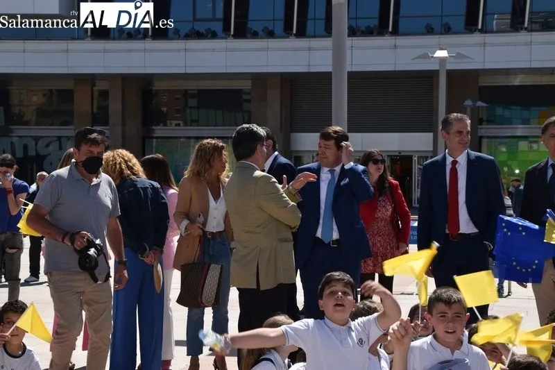 Cientos de escolares salmantinos participaron en los actos del Día de Europa en la plaza de la Concordia. Foto A. M.