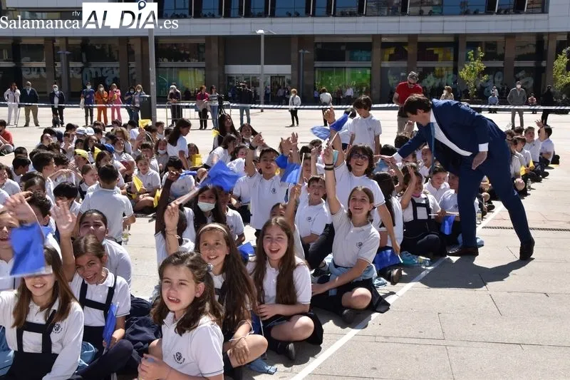 Cientos de escolares salmantinos participaron en los actos del Día de Europa en la plaza de la Concordia. Foto A. M.