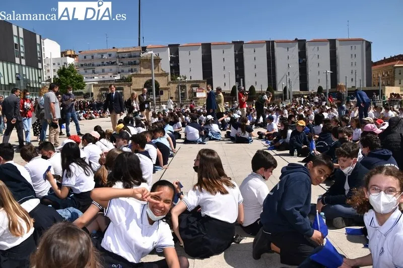 Cientos de escolares salmantinos participaron en los actos del Día de Europa en la plaza de la Concordia. Foto A. M.