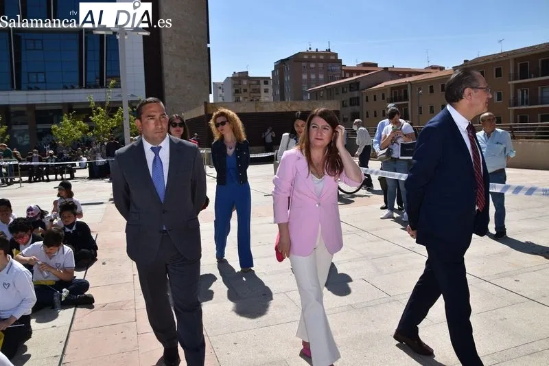 Cientos de escolares salmantinos participaron en los actos del Día de Europa en la plaza de la Concordia. Foto A. M.