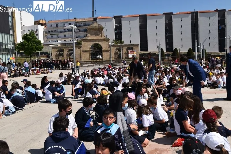 Cientos de escolares salmantinos participaron en los actos del Día de Europa en la plaza de la Concordia. Foto A. M.