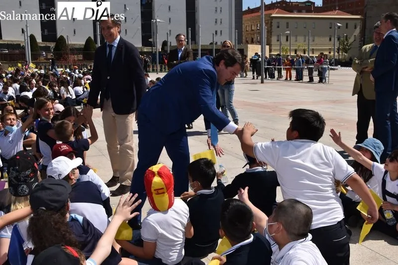 Cientos de escolares salmantinos participaron en los actos del Día de Europa en la plaza de la Concordia. Foto A. M.