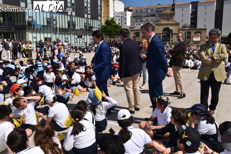 Cientos de escolares salmantinos participaron en los actos del Día de Europa en la plaza de la Concordia. Foto A. M.