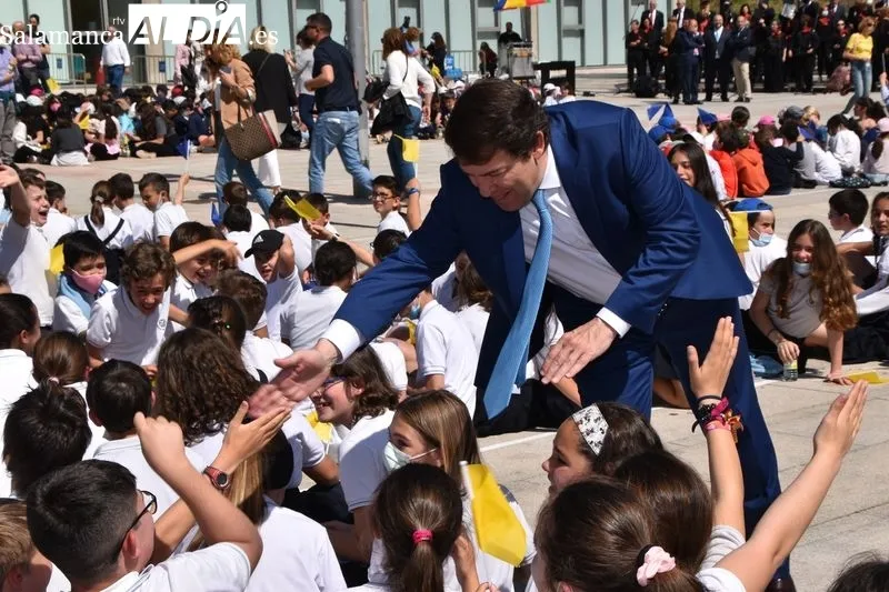 Cientos de escolares salmantinos participaron en los actos del Día de Europa en la plaza de la Concordia. Foto A. M.