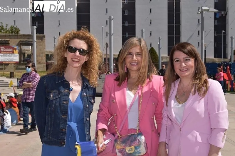 Cientos de escolares salmantinos participaron en los actos del Día de Europa en la plaza de la Concordia. Foto A. M.