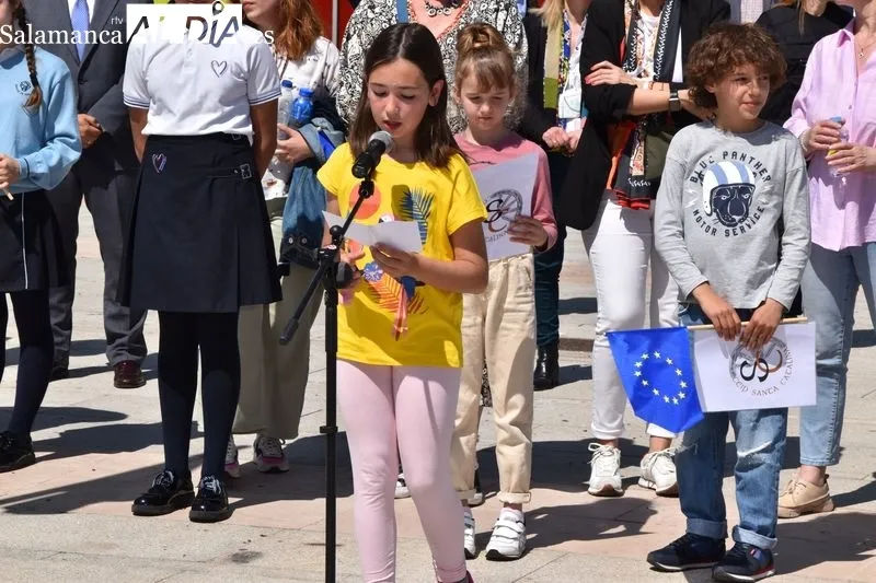Cientos de escolares salmantinos participaron en los actos del Día de Europa en la plaza de la Concordia. Foto A. M.