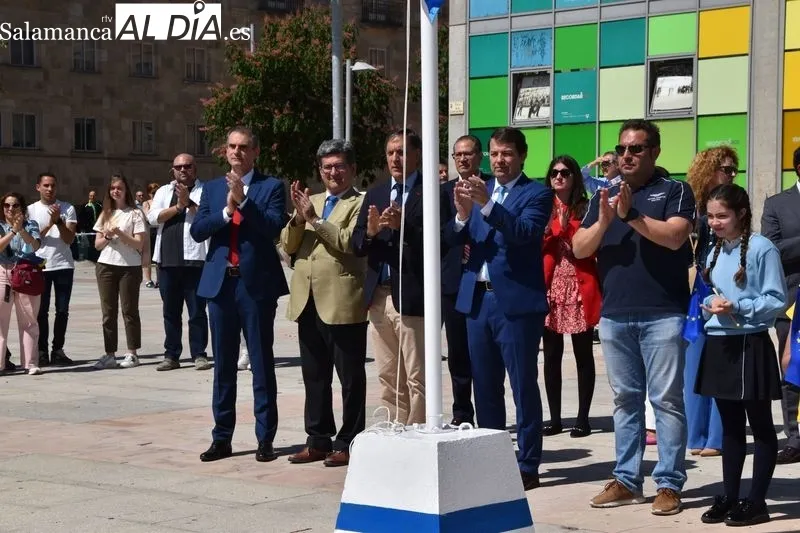 Cientos de escolares salmantinos participaron en los actos del Día de Europa en la plaza de la Concordia. Foto A. M.