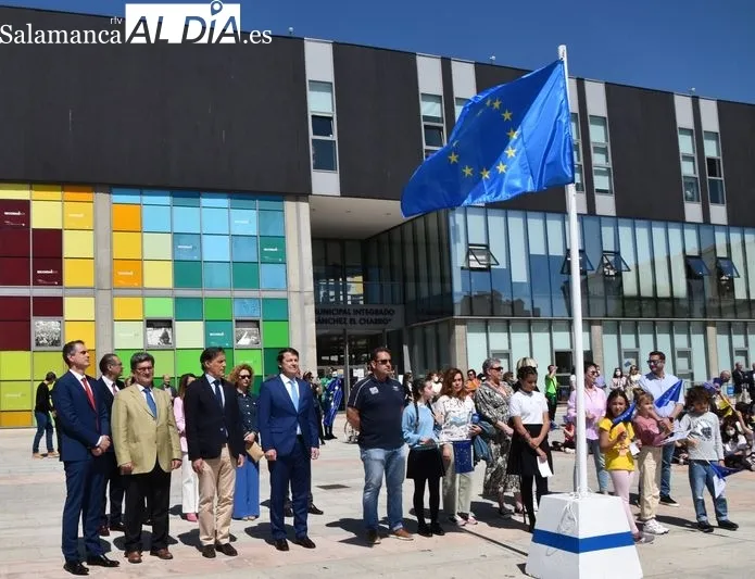 Cientos de escolares salmantinos participaron en los actos del Día de Europa en la plaza de la Concordia. Foto A. M.