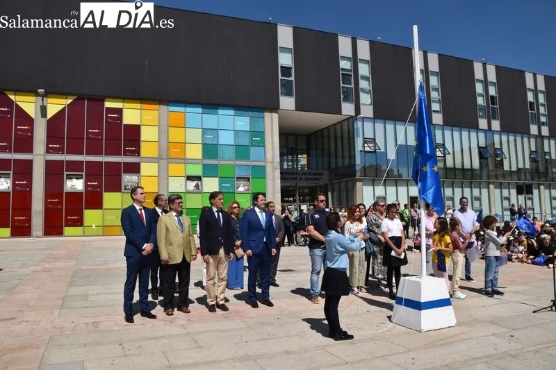 Cientos de escolares salmantinos participaron en los actos del Día de Europa en la plaza de la Concordia. Foto A. M.