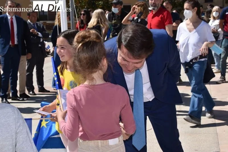 Cientos de escolares salmantinos participaron en los actos del Día de Europa en la plaza de la Concordia. Foto A. M.