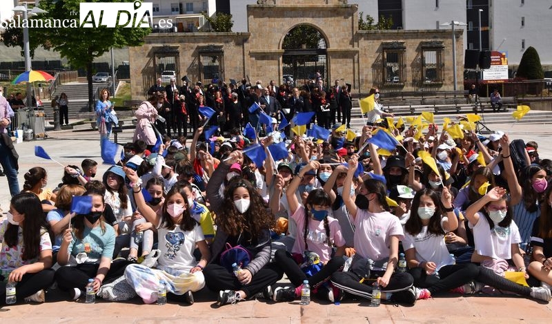 Cerca de 300 escolares salmantinos se suman a la celebración del Día de Europa en la plaza de la Concordia