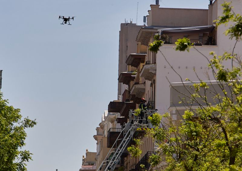 un dron sobrevuela la vivienda del barrio Salamanca donde se ha registrado una explosión. Foto: EP