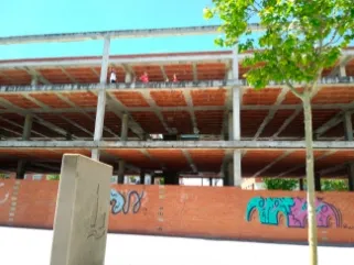 Foto 2 - Una asociaci&oacute;n vecinal protesta por la peligrosidad de una obra abandonada en la plaza de Valmuza