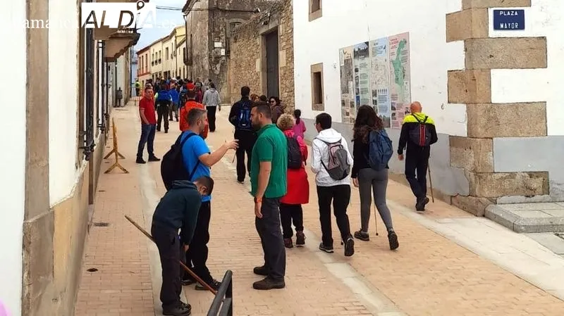 Los senderistas disfrutaron de una marcha de 12 kilómetros que se inició en la Plaza Mayor