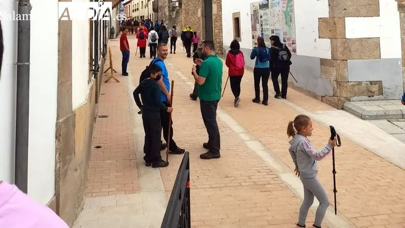 Los senderistas disfrutaron de una marcha de 12 kilómetros que se inició en la Plaza Mayor