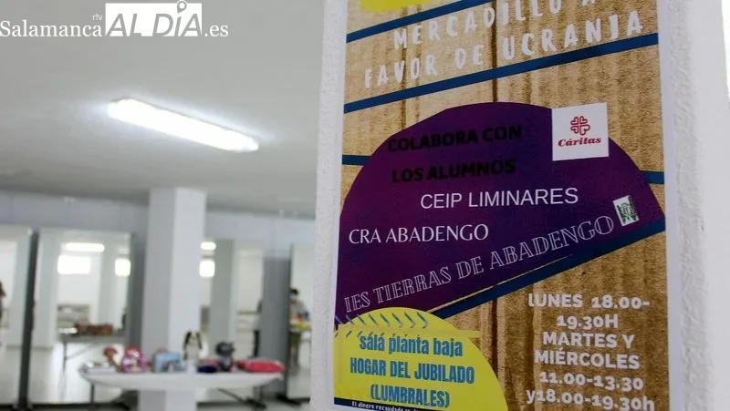 El mercadillo se ha instalado en la planta baja del hogar del jubilado de Lumbrales