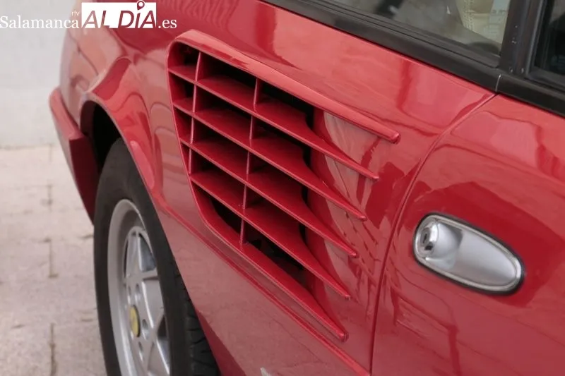 Ocho Ferraris, procedentes del Reino Unido, en la plaza del Mercado Viejo, junto al Museo de Historia de la Automoción. Foto de David Sañudo.