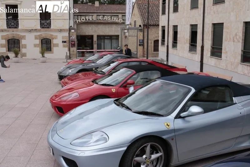 Ocho Ferraris, procedentes del Reino Unido, en la plaza del Mercado Viejo, junto al Museo de Historia de la Automoción. Foto de David Sañudo.
