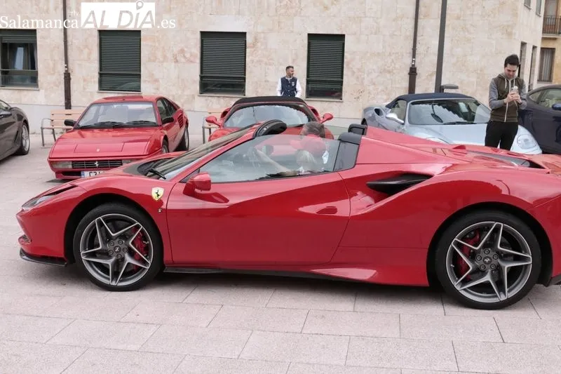 Ocho Ferraris, procedentes del Reino Unido, en la plaza del Mercado Viejo, junto al Museo de Historia de la Automoción. Foto de David Sañudo.