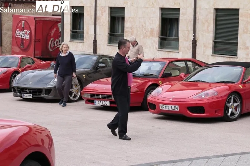 Ocho Ferraris, procedentes del Reino Unido, en la plaza del Mercado Viejo, junto al Museo de Historia de la Automoción. Foto de David Sañudo.