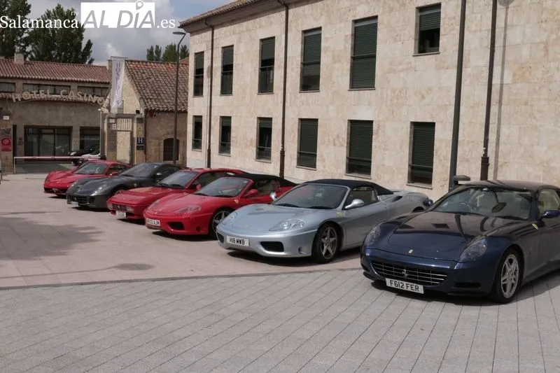 Ocho Ferraris, procedentes del Reino Unido, en la plaza del Mercado Viejo, junto al Museo de Historia de la Automoción. Foto de David Sañudo.