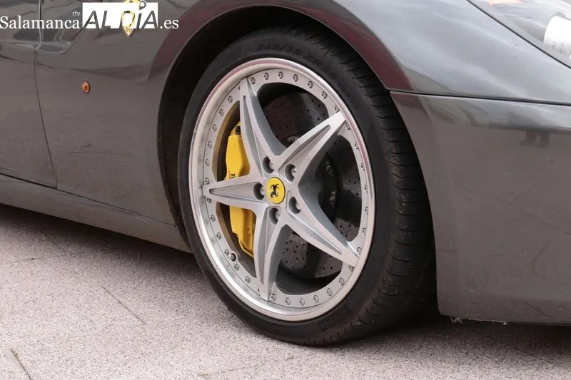 Ocho Ferraris, procedentes del Reino Unido, en la plaza del Mercado Viejo, junto al Museo de Historia de la Automoción. Foto de David Sañudo.