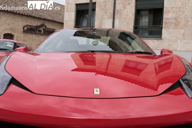 Ocho Ferraris, procedentes del Reino Unido, en la plaza del Mercado Viejo, junto al Museo de Historia de la Automoción. Foto de David Sañudo.