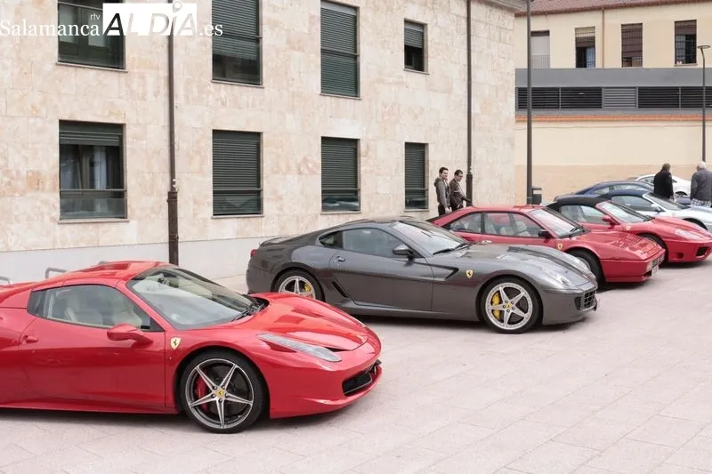 Ocho Ferraris, procedentes del Reino Unido, en la plaza del Mercado Viejo, junto al Museo de Historia de la Automoción. Foto de David Sañudo.