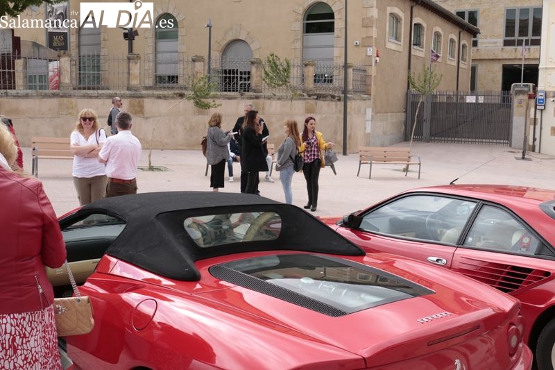 Ocho Ferraris, procedentes del Reino Unido, en la plaza del Mercado Viejo, junto al Museo de Historia de la Automoción. Foto de David Sañudo.