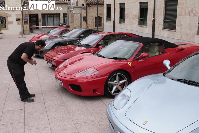 Ocho Ferraris, procedentes del Reino Unido, en la plaza del Mercado Viejo, junto al Museo de Historia de la Automoción. Foto de David Sañudo.