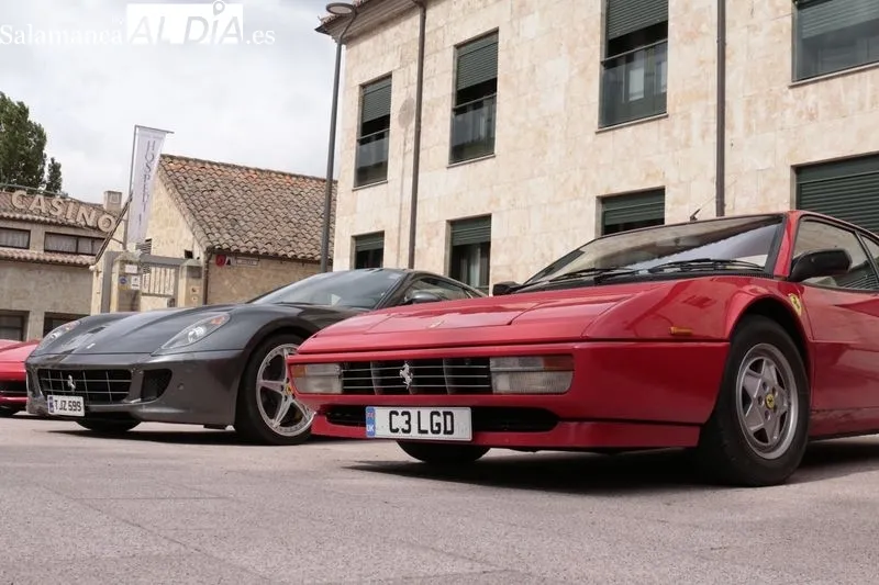Ocho Ferraris, procedentes del Reino Unido, en la plaza del Mercado Viejo, junto al Museo de Historia de la Automoción. Foto de David Sañudo.