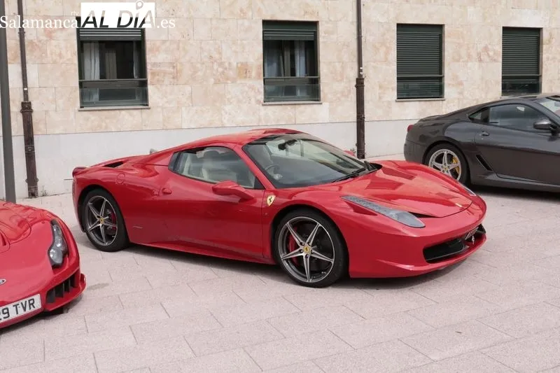 Ocho Ferraris, procedentes del Reino Unido, en la plaza del Mercado Viejo, junto al Museo de Historia de la Automoción. Foto de David Sañudo.