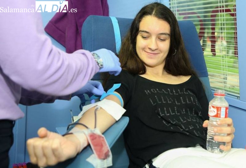 Foto de archivo de una donante de sangre en Salamanca