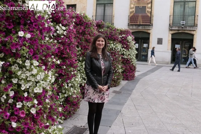 La concejala de Medio Ambiente, Parques y Jardines, Miryam Rodríguez, destaca que la decoración ornamental se extiende hasta los barrios. Foto de David Sañudo