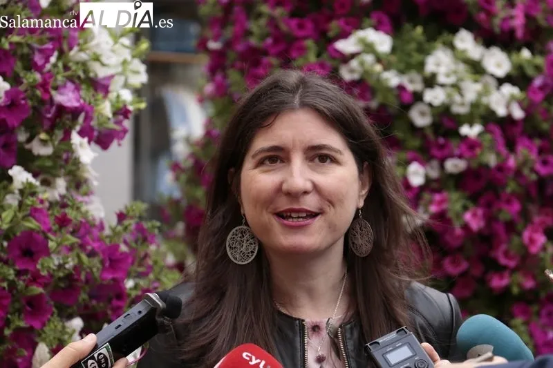 La concejala de Medio Ambiente, Parques y Jardines, Miryam Rodríguez, destaca que la decoración ornamental se extiende hasta los barrios. Foto de David Sañudo