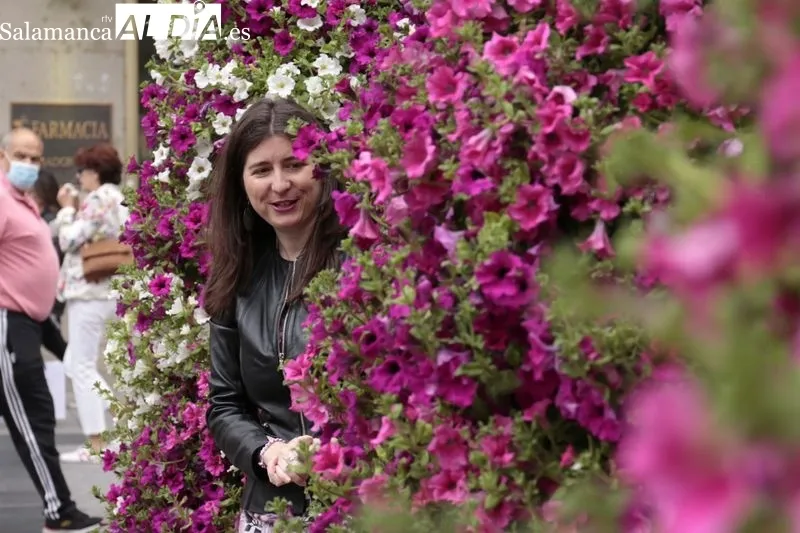 La concejala de Medio Ambiente, Parques y Jardines, Miryam Rodríguez, destaca que la decoración ornamental se extiende hasta los barrios. Foto de David Sañudo