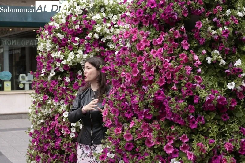 La concejala de Medio Ambiente, Parques y Jardines, Miryam Rodríguez, destaca que la decoración ornamental se extiende hasta los barrios. Foto de David Sañudo